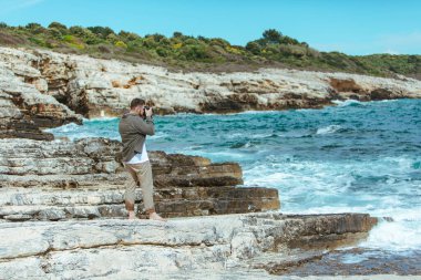 Profesyonel fotoğrafçı deniz manzarası çekiyor. Boşluğu kopyala