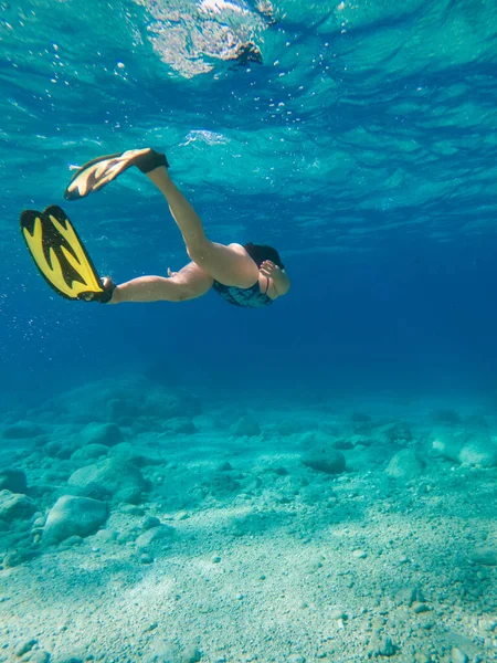 Schöne Frau Schwimmt Unter Wasser Mit Schnorchelmaske Und Schwimmflossen Kopie — Stockfoto