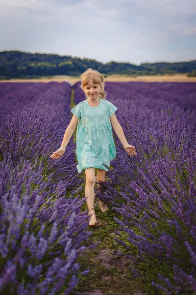 Barefoot Girl Runs Lavender Field — Stock Photo, Image