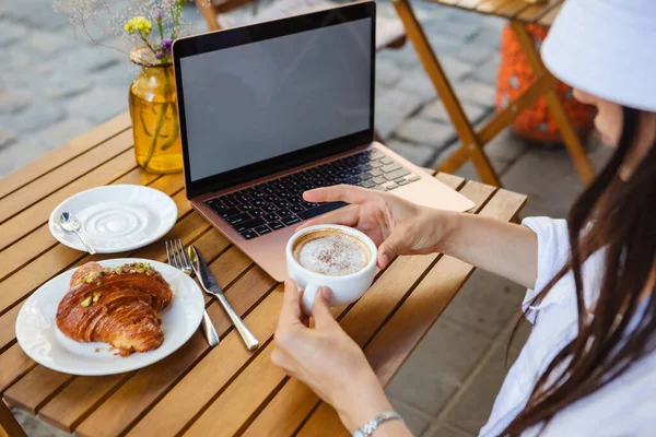 Freelance Woman Writer Enjoys Coffee Laptop — Stock Photo, Image