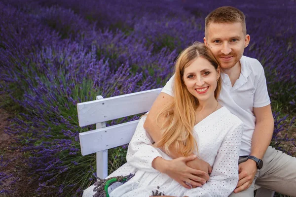 Two Lovers Sitting Bench Lavender Field Holding Hands Hugging Each — Stock Photo, Image