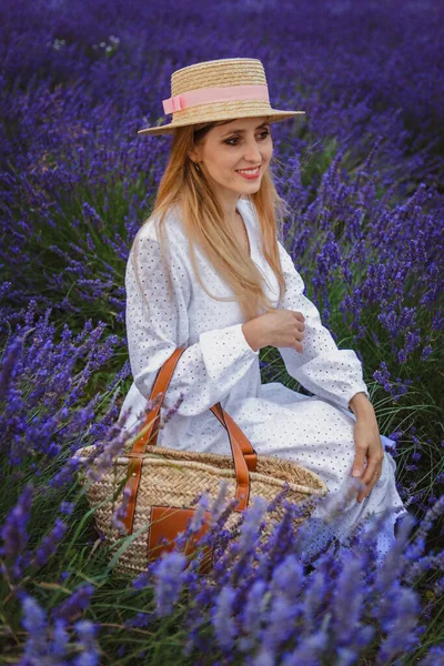 Beautiful Woman Hat Bag Her Hands Lavender Field — Stock Photo, Image