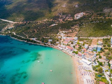 Lefkada adasında rüzgar sörfü yapan Vasiliki sahilinin hava manzarası Yunanistan 'ı kopyaladı