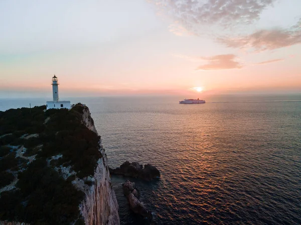 Lefkada Adasındaki Deniz Fenerinin Uçurum Fotokopi Alanındaki Hava Görüntüsü — Stok fotoğraf