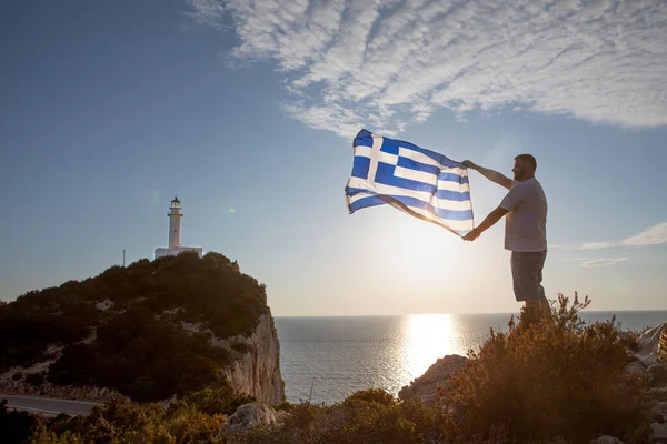 Man Met Griekse Vlag Kijken Naar Zonsondergang Boven Zee Lefkada — Stockfoto