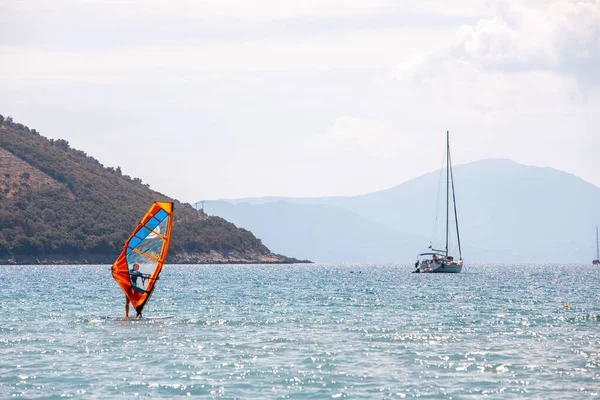 Playa Vasiliki Con Windsurfistas Isla Lefkada Grecia — Foto de Stock