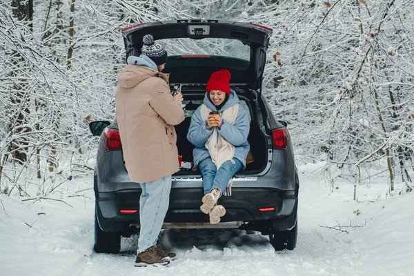 Άντρας Βγάζει Φωτογραφίες Την Αγαπημένη Του Στο Αυτοκίνητο Στο Χιονισμένο — Φωτογραφία Αρχείου