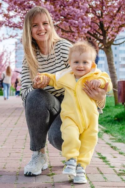 Sweet Moment Mom Helping Her Son Take His First Steps — Stock Photo, Image
