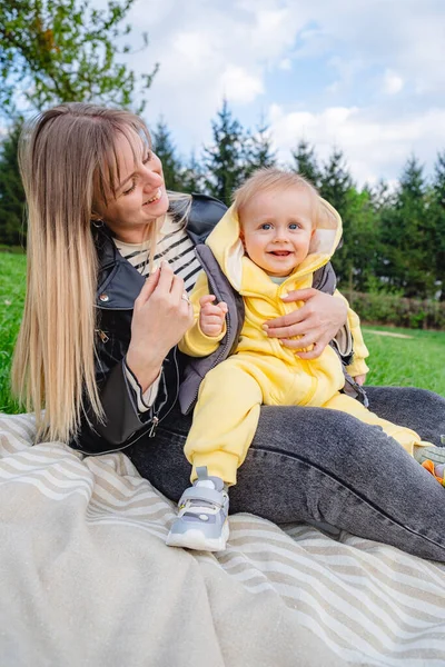 Relaxed Outdoor Moment Mom Son — Stock Photo, Image