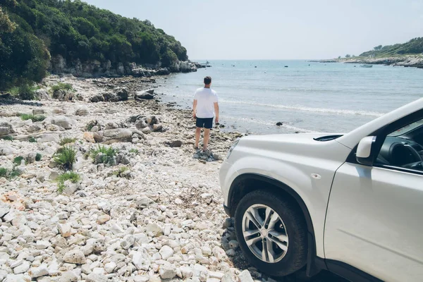 汽车旅行概念人在夏季海滩观看海上自由 — 图库照片