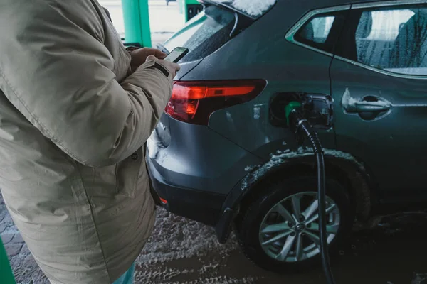 Man Vult Zijn Auto Betaalt Voor Gas Met Een App — Stockfoto