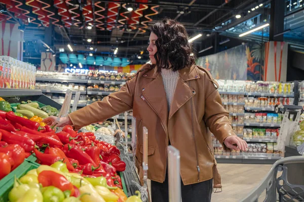 Žena Vybírá Červené Papriky Supermarketu — Stock fotografie