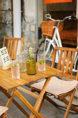 Yaz terasında masada iki bardak limonata.