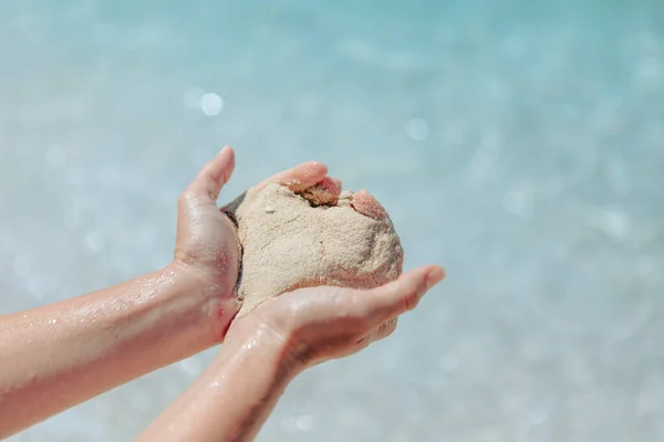 Женщина Держит Песок Делает Сердце Форму Морского Пляжа Заднем Плане — стоковое фото