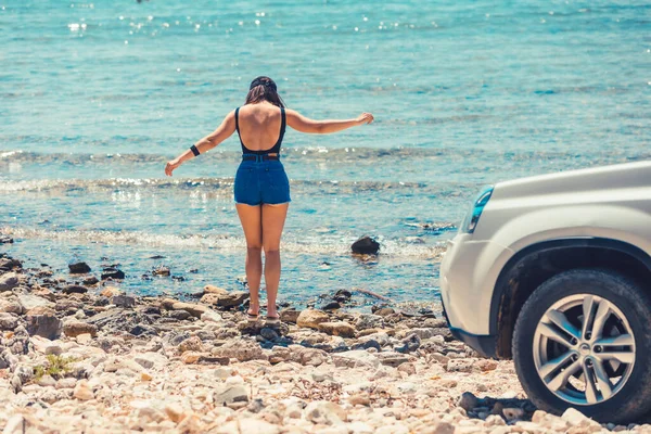 女人站在海滩汽车旅行概念夏季时间 — 图库照片