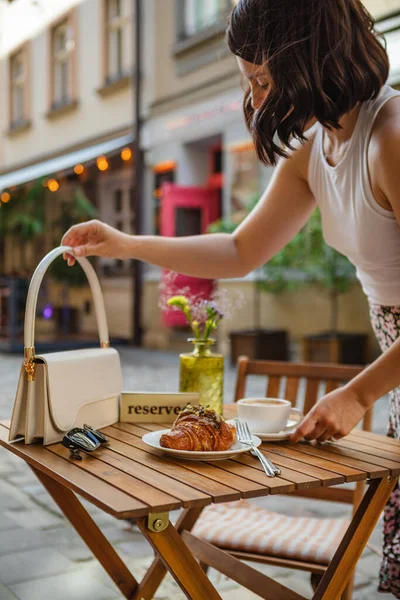 Mujer Pone Bolso Mesa Sienta Tomar Croissant Café — Foto de Stock