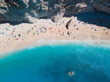 Lefkada adasındaki Porto Katsiki plajının hava manzarası Yunanistan