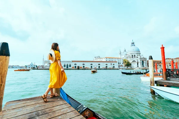 Жінка Жовтому Літньому Платті Йде Венеції Дивлячись Концепцію Великих Канікул — стокове фото