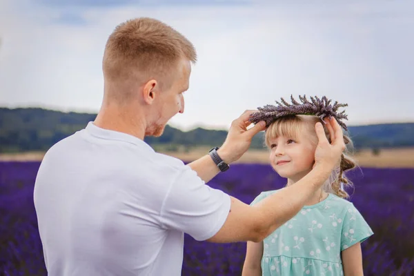 Dad Puts Lavender Wreath His Daughters Head — Stock Photo, Image