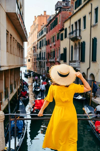 Mulher Sundress Amarelo Ponte Com Vista Para Canal Veneza Cidade — Fotografia de Stock