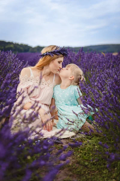 Little Girl Kisses Her Mom Family Picnic Lavender Field — Stock Photo, Image