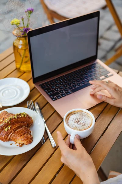 Woman Surfs Web Laptop Summer Cafe Croissant Coffee — Stock Photo, Image