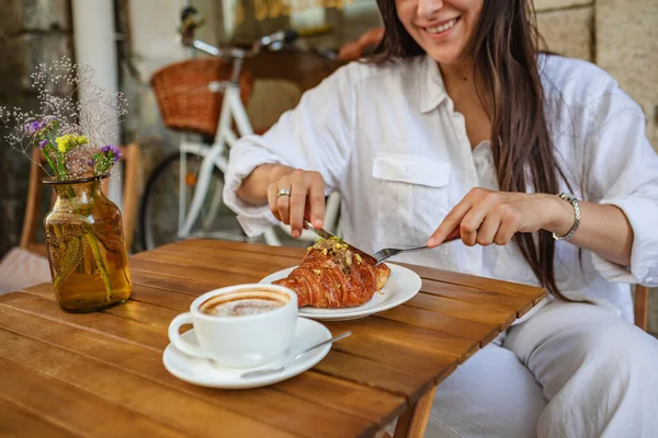 Woman Enjoys Delicious Breakfast Crisp Croissants Coffee Cafe — Stock Photo, Image