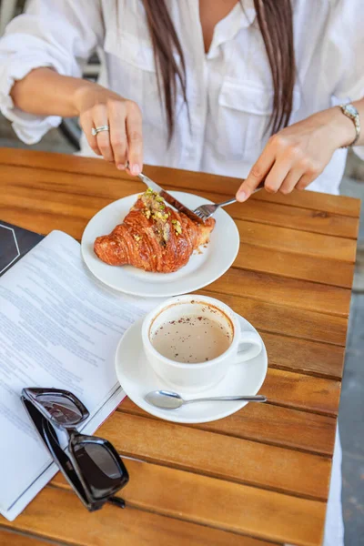 Mujer Hora Del Desayuno Con Croissant Café Revista — Foto de Stock