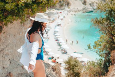 Mutlu güzel kadın deniz kıyısına gidiyor Lefkada Adası Yunanistan 'a