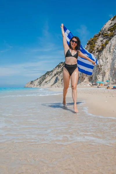 Deniz Kıyısında Koşan Mutlu Seksi Kadın Yunan Bayrağıyla Yaz Tatili — Stok fotoğraf