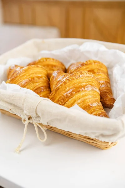Rustieke Mand Van Croissants Witte Tafel — Stockfoto