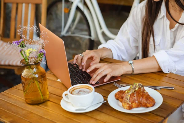Surfing Web Laptop Summer Cafe Croissant Coffee — Stock Photo, Image