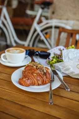 Yazlık terasta kruvasan ve kahveyle