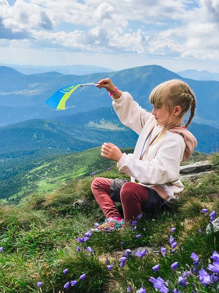 Ukrayna Bayrağıyla Dağdaki Kız — Stok fotoğraf