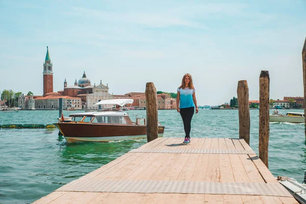 バシリカ ジョルジョ マッジョーレヴェネツィアのイタリア語コピースペースを見て観光客の女性 — ストック写真