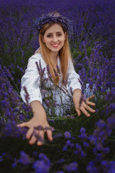 Smiling Woman Wearing Head Wreath Spreading Lavender Bushes Tips Her — Stock Photo, Image