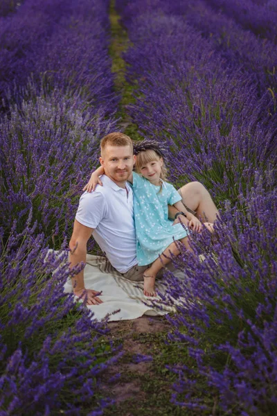 Happy Father Daughter Picnic Lavender Field — Stock Photo, Image