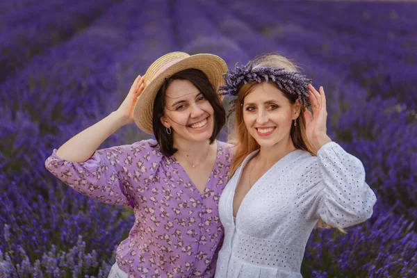 Portrait Two Young Women Posing Lavender Field Arms Each Other — Stock Photo, Image