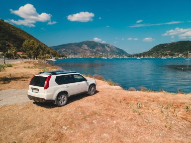 Yunanistan 'ın Lefkada adası deniz limanı manzaralı deniz plajındaki arabanın manzarası.