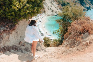 Mutlu güzel kadın deniz kıyısına gidiyor Lefkada Adası Yunanistan 'a