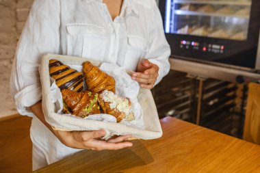 Kasadan servis edilen taze kruvasanlar..