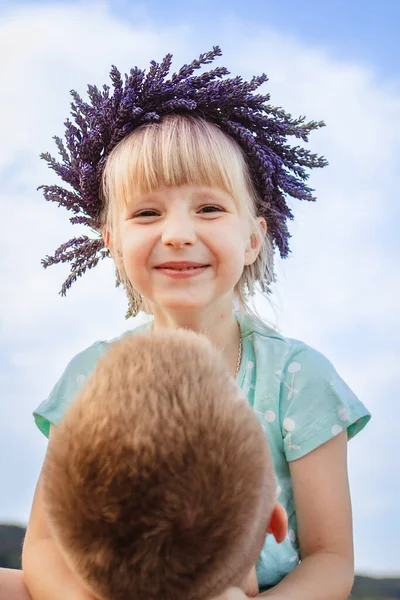 Щаслива Маленька Дівчинка Лавандовій Короні Руках Тата Батько Тримає Дочку — стокове фото