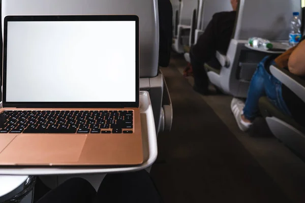 Laptop Jest Ustawiony Stole Wagonie Kolejowym Zapewniając Mobilne Biuro — Zdjęcie stockowe