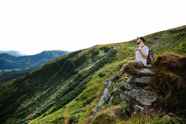 Dağın Tepesinde Kaya Oturan Adam — Stok fotoğraf