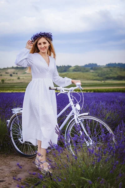 Young Woman White Dress Stands White Bicycle Lavender Field — Stock Photo, Image