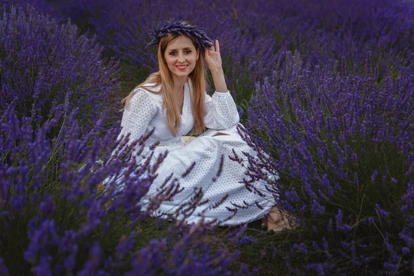 Young Woman White Dress Sits Middle Lavender Field — Stock Photo, Image