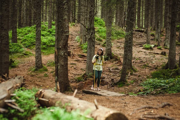 Kobieta Górach Lesie Plecakiem — Zdjęcie stockowe