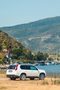 Lefkada Adası 'ndaki sahil şeridinde bir arazi aracı.