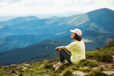 kadın dağın zirvesinde