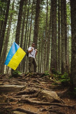 Ukrayna Bayrağıyla Ormandaki Adam